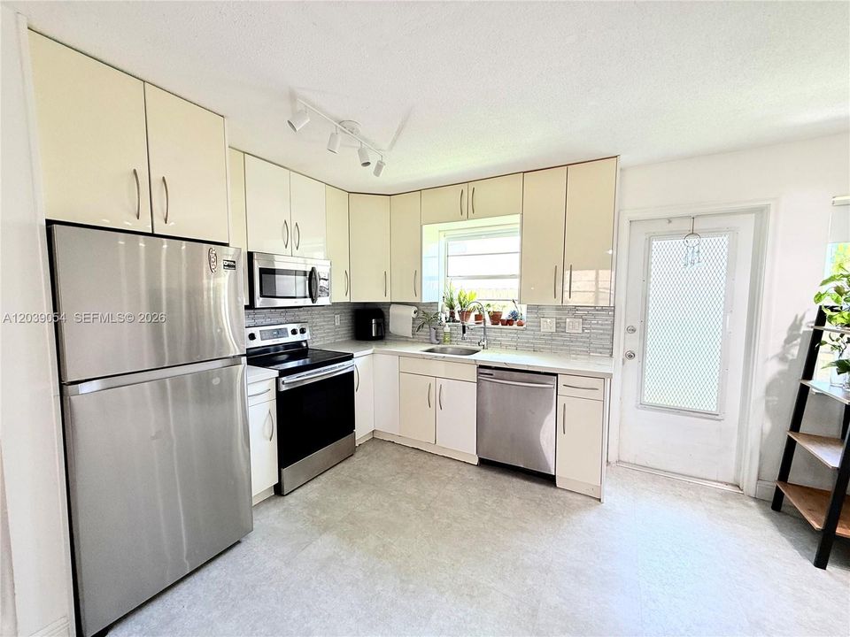 For Sale: $175,000 (1 beds, 1 baths, 677 Square Feet)