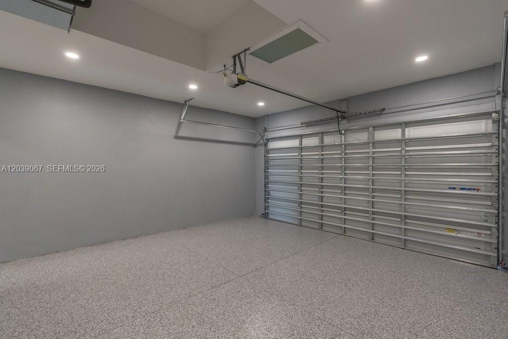 Garage w/Epoxy floor