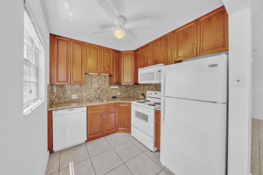 16 Kitchen (2)