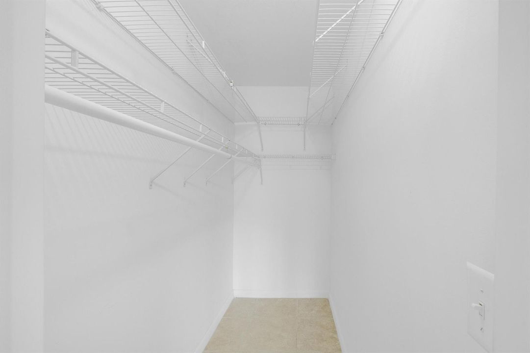 9 Walk-In Ckoset