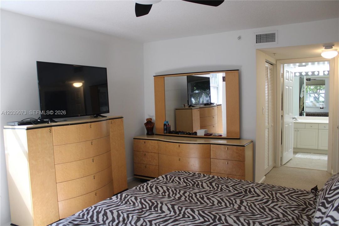 For Rent: $2,650 (2 beds, 2 baths, 1162 Square Feet)