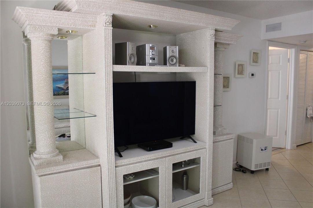 For Rent: $2,650 (2 beds, 2 baths, 1162 Square Feet)