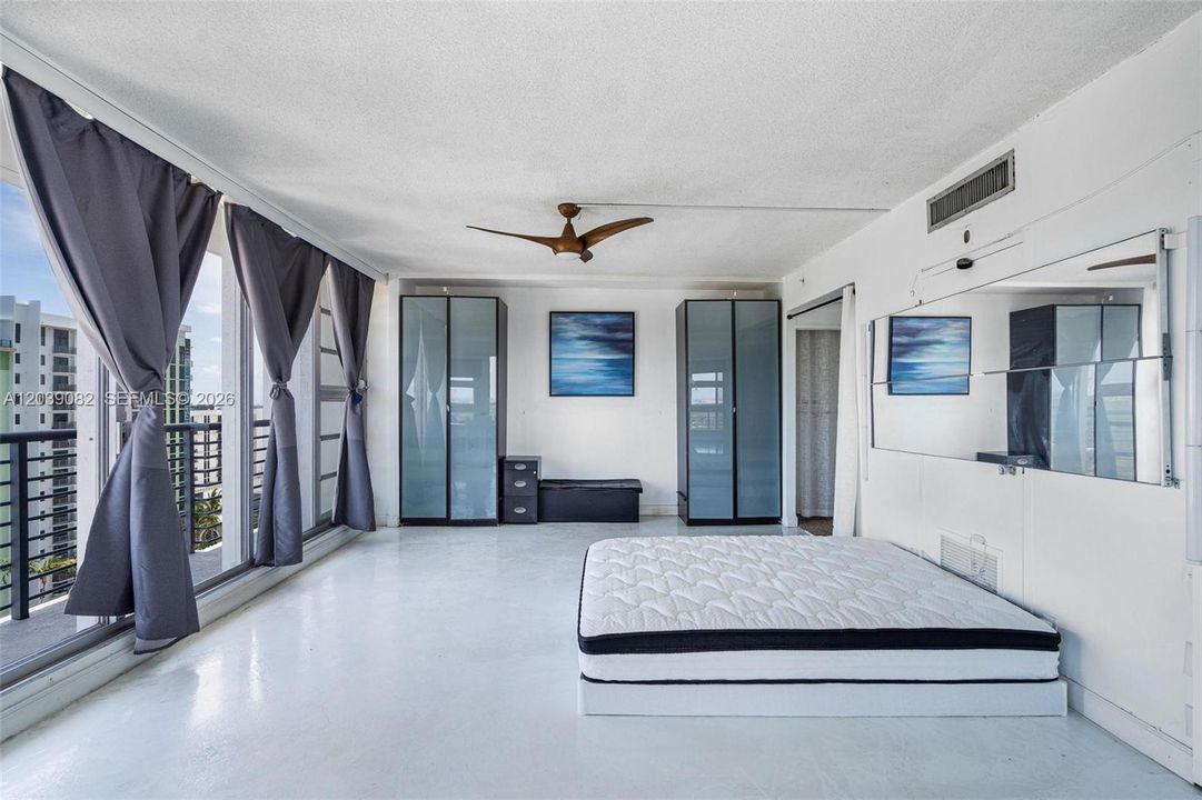 En Venta: $225,000 (1 camas, 2 baños, 944 Pies cuadrados)