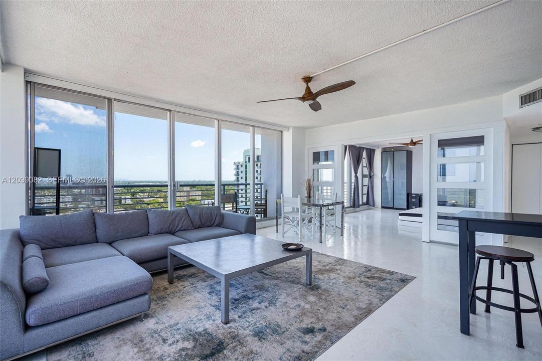 En Venta: $225,000 (1 camas, 2 baños, 944 Pies cuadrados)