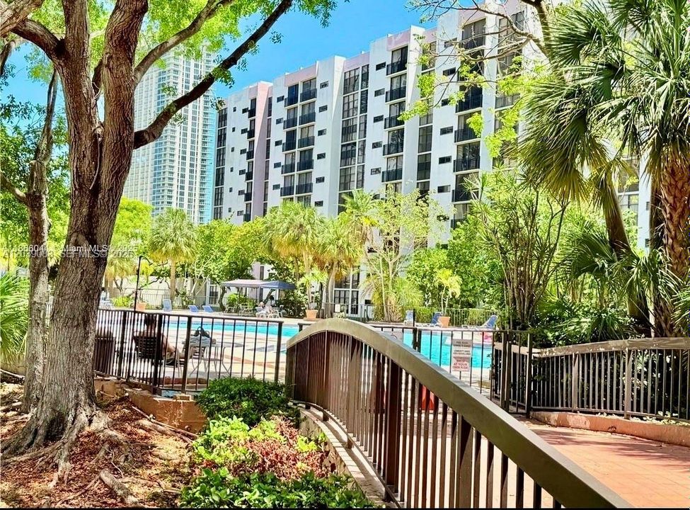 For Sale: $350,000 (2 beds, 2 baths, 988 Square Feet)