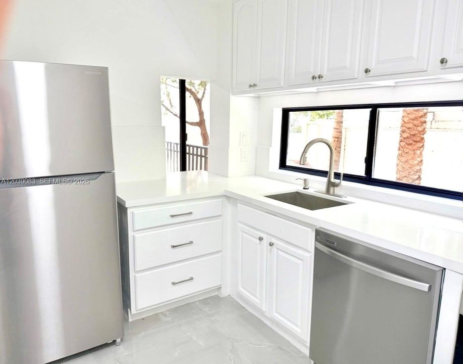For Sale: $350,000 (2 beds, 2 baths, 988 Square Feet)