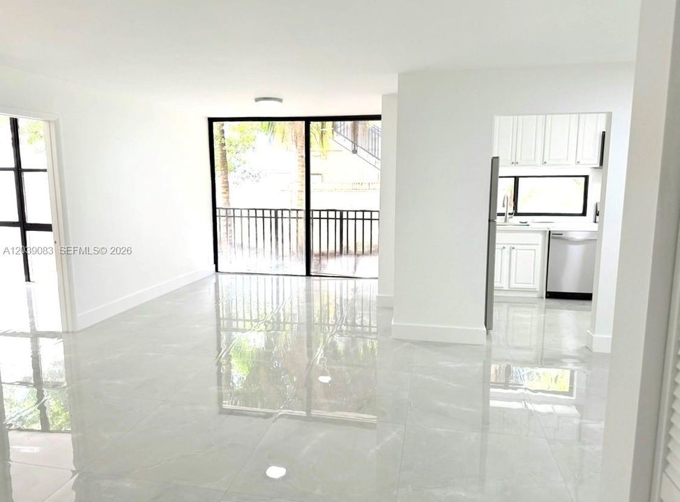 For Sale: $350,000 (2 beds, 2 baths, 988 Square Feet)