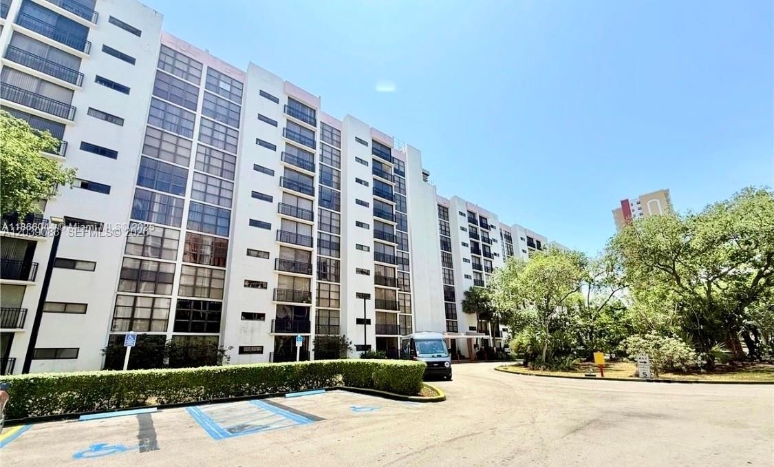 For Sale: $350,000 (2 beds, 2 baths, 988 Square Feet)