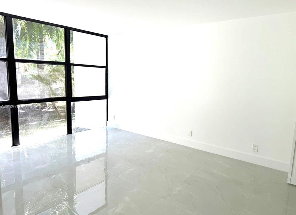 For Sale: $350,000 (2 beds, 2 baths, 988 Square Feet)