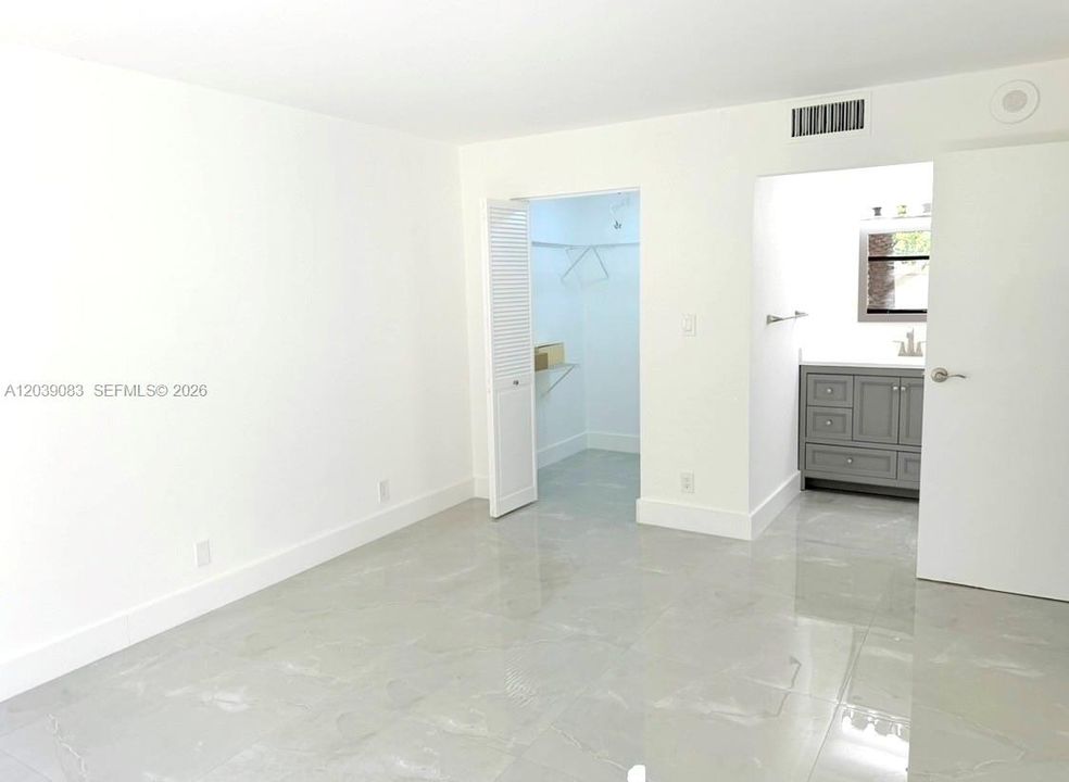 For Sale: $350,000 (2 beds, 2 baths, 988 Square Feet)