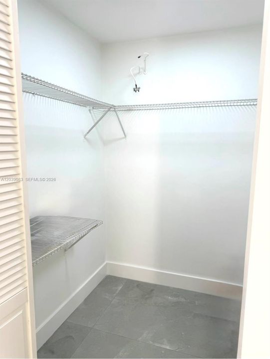 For Sale: $350,000 (2 beds, 2 baths, 988 Square Feet)