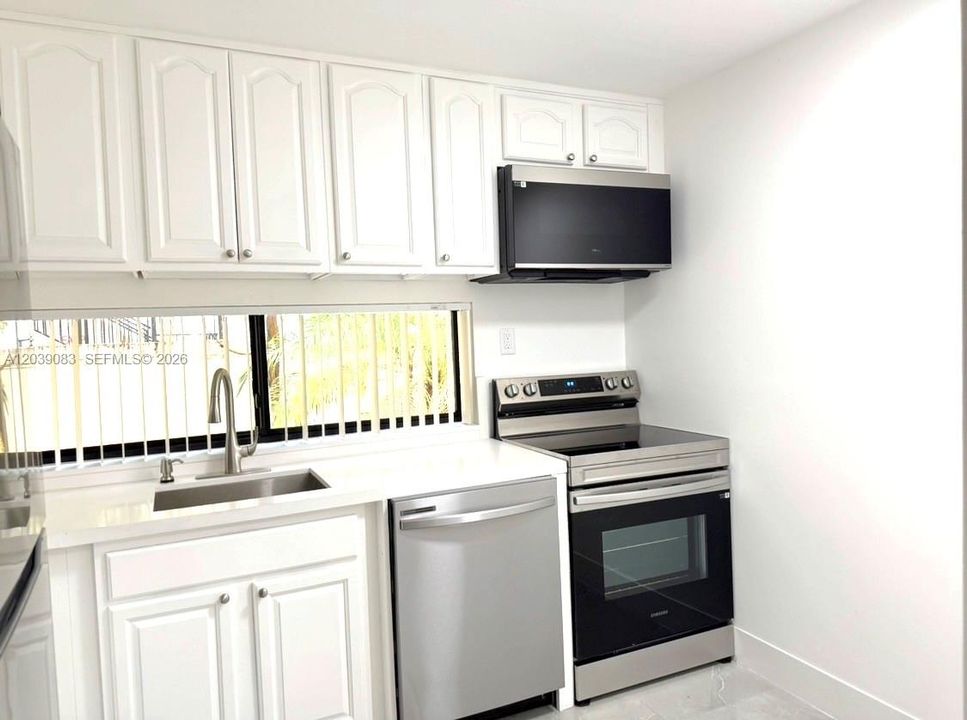 For Sale: $350,000 (2 beds, 2 baths, 988 Square Feet)