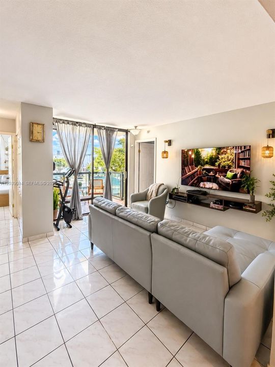 For Sale: $240,000 (2 beds, 2 baths, 898 Square Feet)