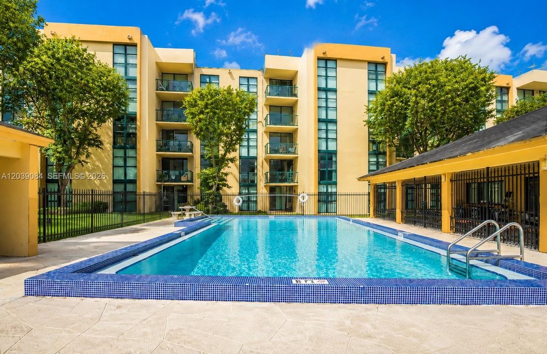 For Sale: $240,000 (2 beds, 2 baths, 898 Square Feet)