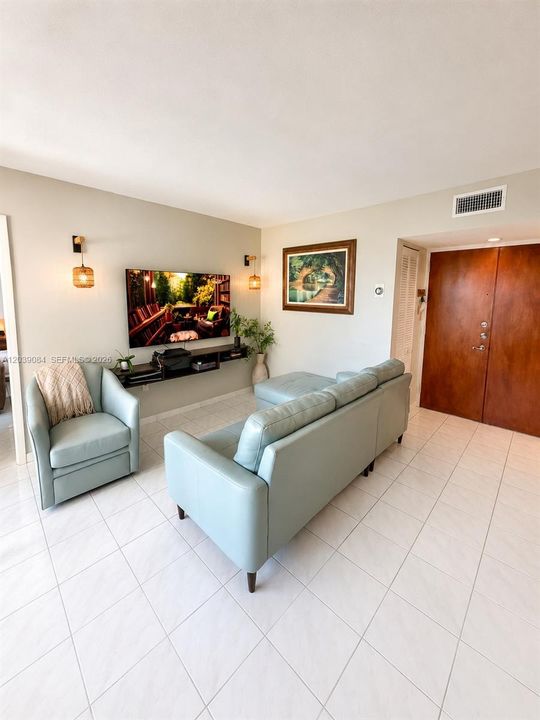 For Sale: $240,000 (2 beds, 2 baths, 898 Square Feet)