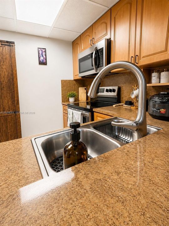 For Sale: $240,000 (2 beds, 2 baths, 898 Square Feet)