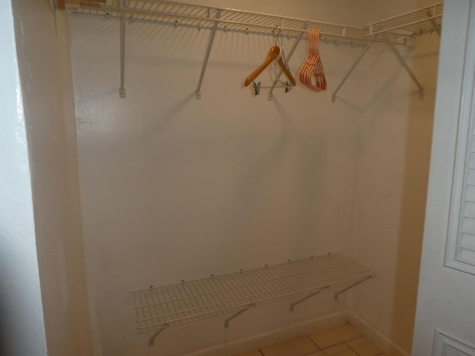 WALK IN CLOSET