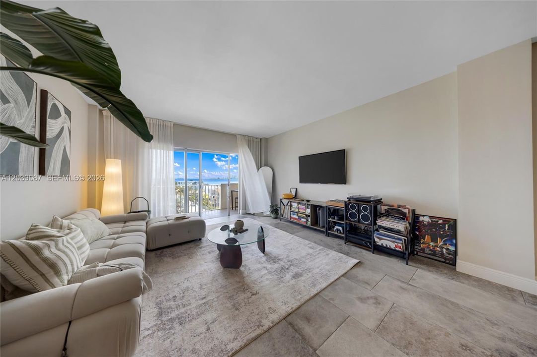 В аренду: $2,100 (1 спален, 1 ванн, 817 Квадратных фут)