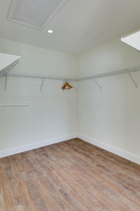 В аренду: $6,000 (4 спален, 3 ванн, 2296 Квадратных фут)
