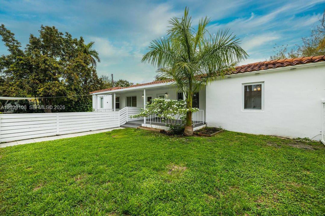 private front+back yard
