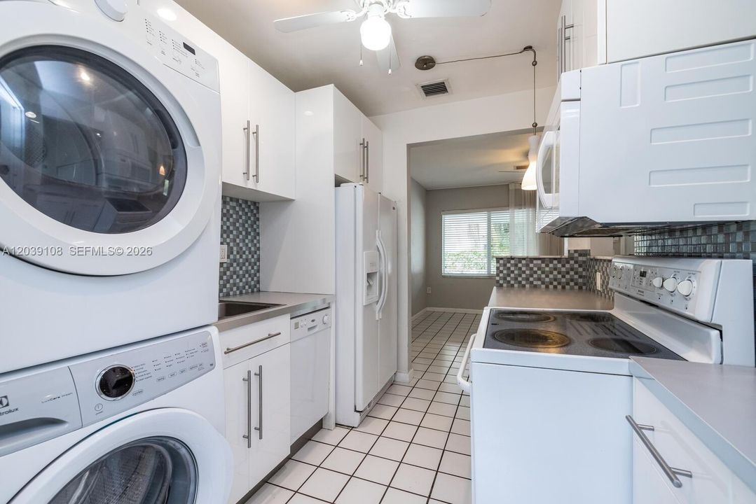 For Rent: $2,695 (2 beds, 1 baths, 875 Square Feet)