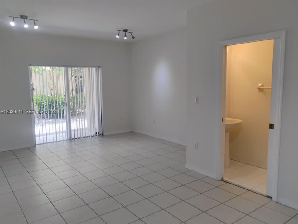 For Sale: $380,000 (2 beds, 2 baths, 1170 Square Feet)