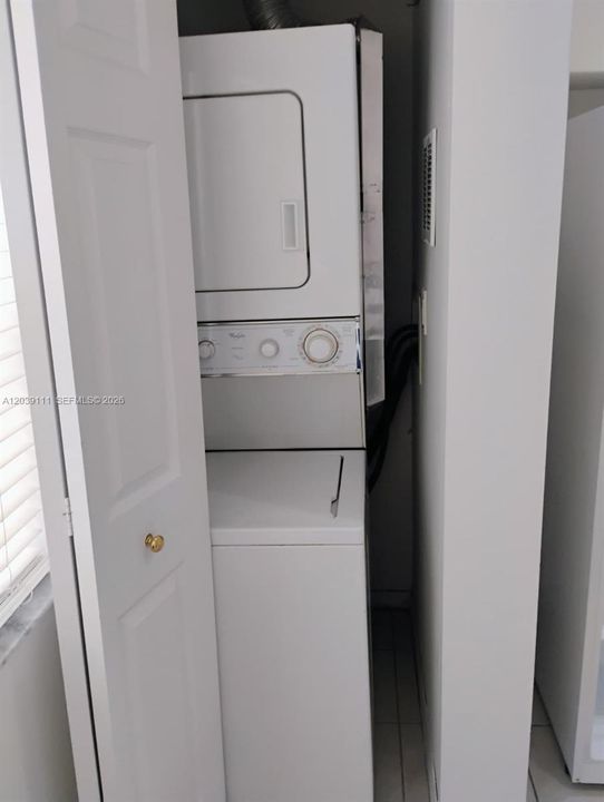 For Sale: $380,000 (2 beds, 2 baths, 1170 Square Feet)
