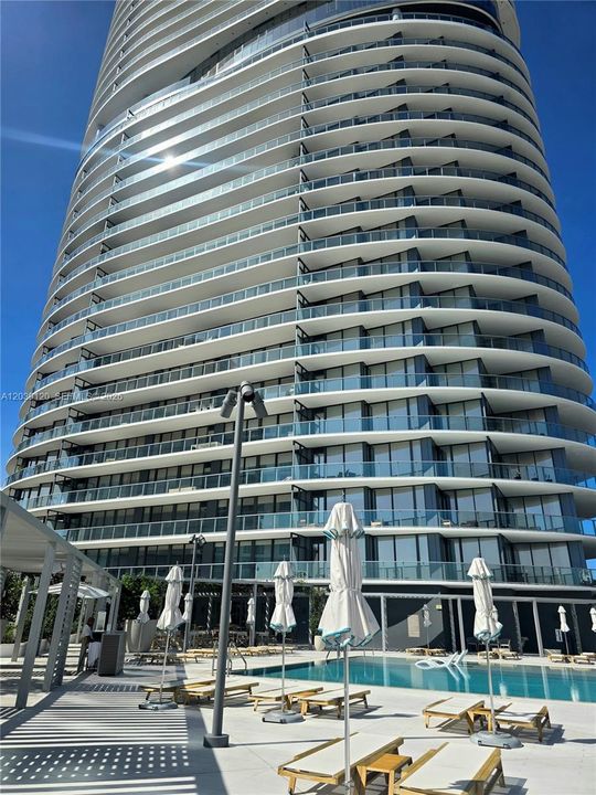 For Rent: $9,400 (1 beds, 1 baths, 875 Square Feet)