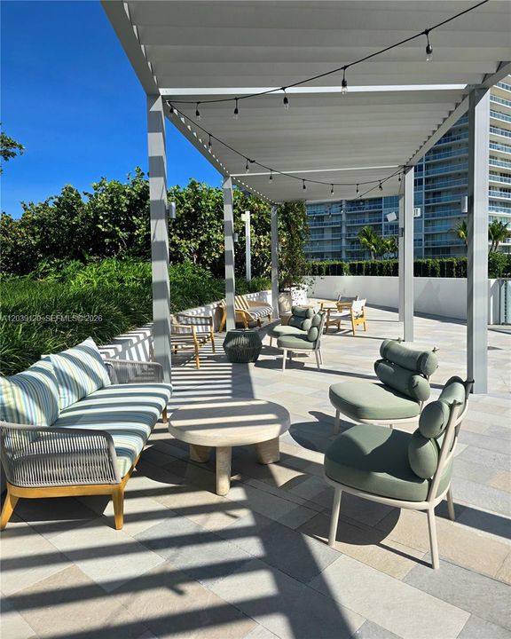 For Rent: $9,400 (1 beds, 1 baths, 875 Square Feet)