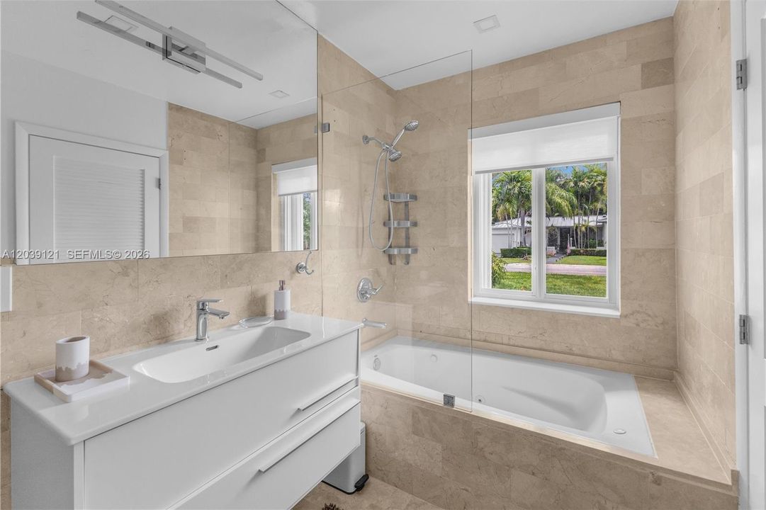 Bath Tub / Shower
