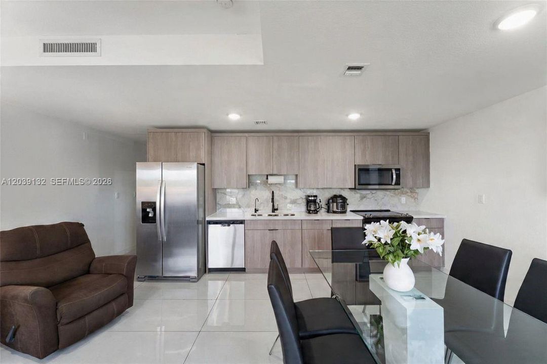 En Venta: $430,000 (4 camas, 3 baños, 1398 Pies cuadrados)