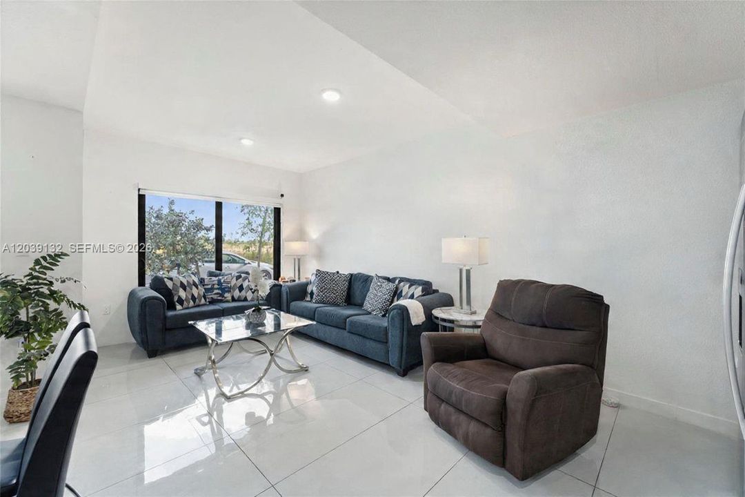 En Venta: $430,000 (4 camas, 3 baños, 1398 Pies cuadrados)