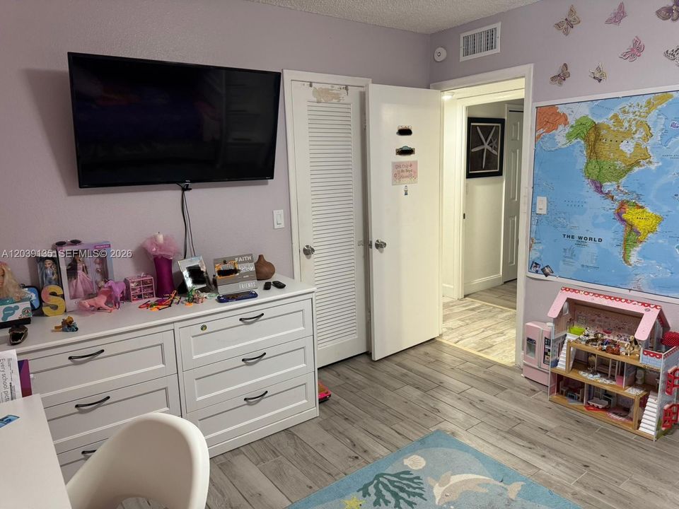 For Sale: $265,000 (2 beds, 2 baths, 1092 Square Feet)