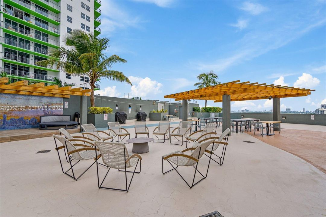 For Sale: $325,000 (1 beds, 1 baths, 791 Square Feet)