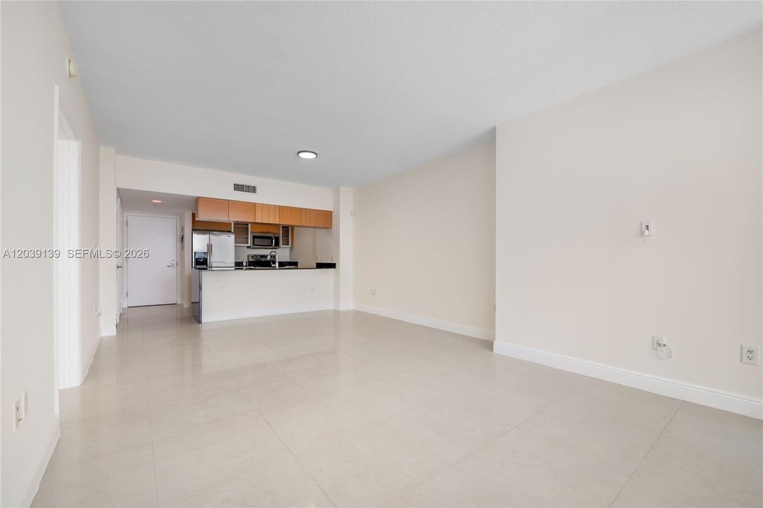 For Sale: $325,000 (1 beds, 1 baths, 791 Square Feet)