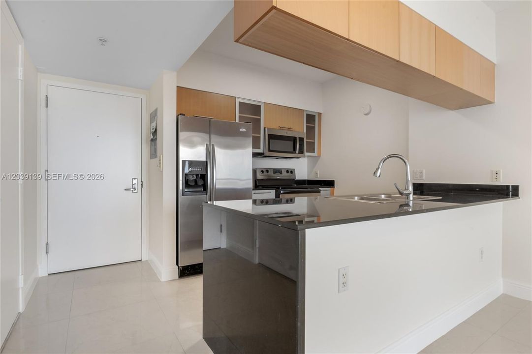 For Sale: $325,000 (1 beds, 1 baths, 791 Square Feet)
