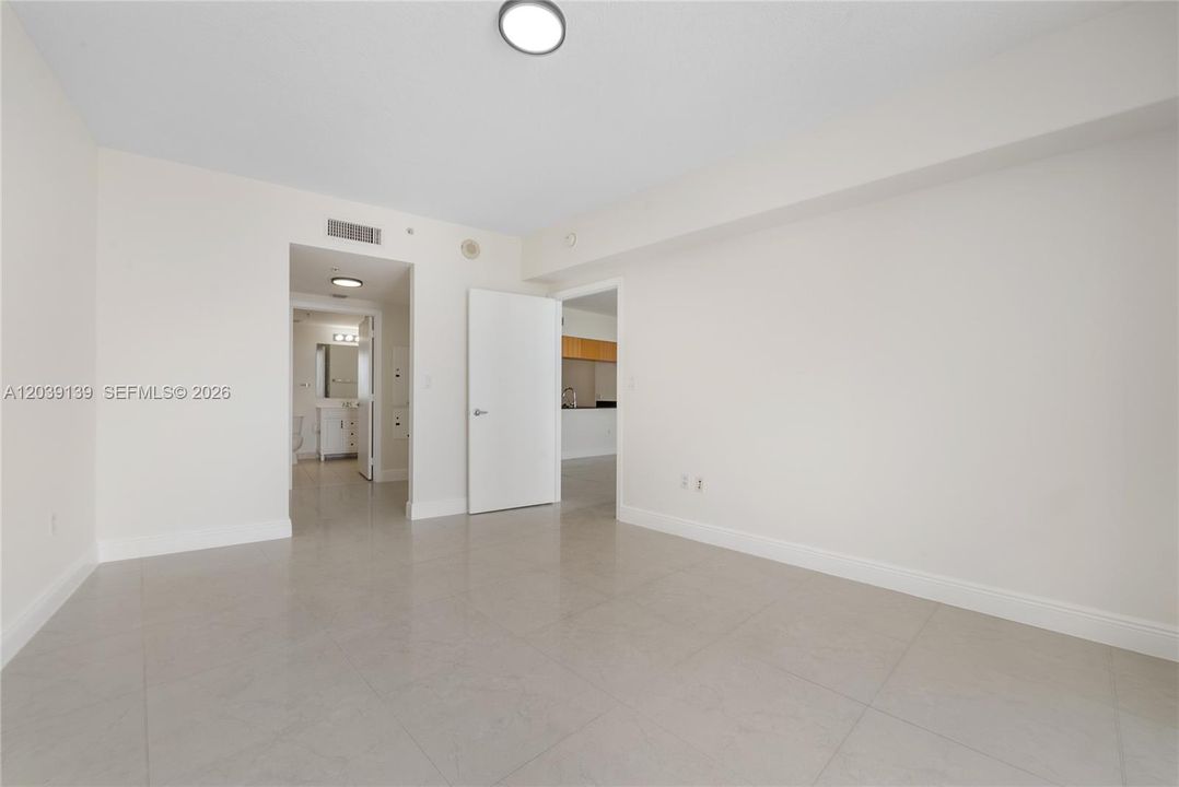 For Sale: $325,000 (1 beds, 1 baths, 791 Square Feet)