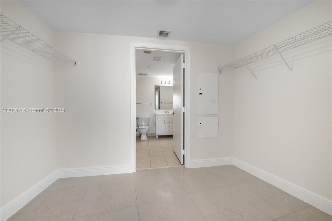 For Sale: $325,000 (1 beds, 1 baths, 791 Square Feet)