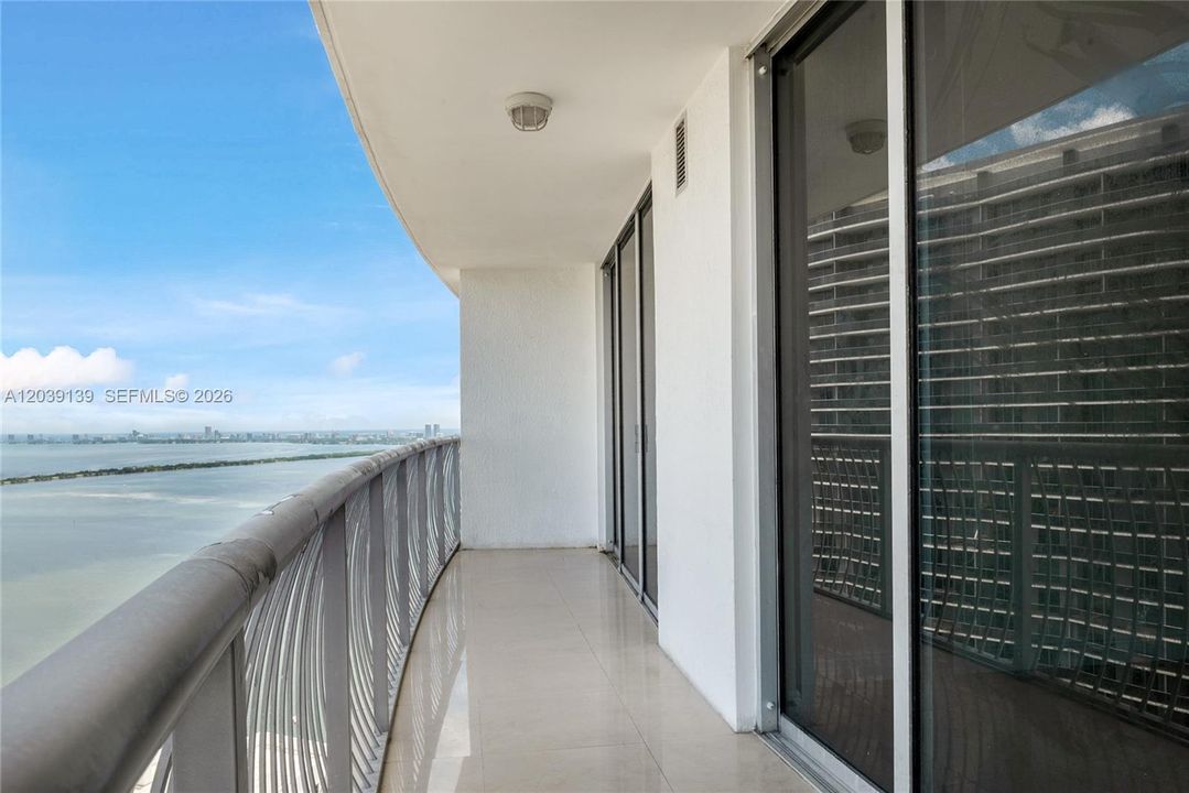 For Sale: $325,000 (1 beds, 1 baths, 791 Square Feet)