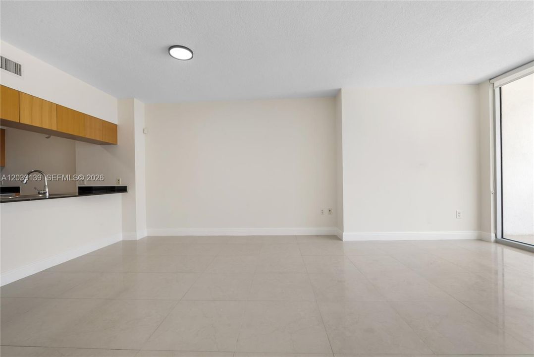 For Sale: $325,000 (1 beds, 1 baths, 791 Square Feet)