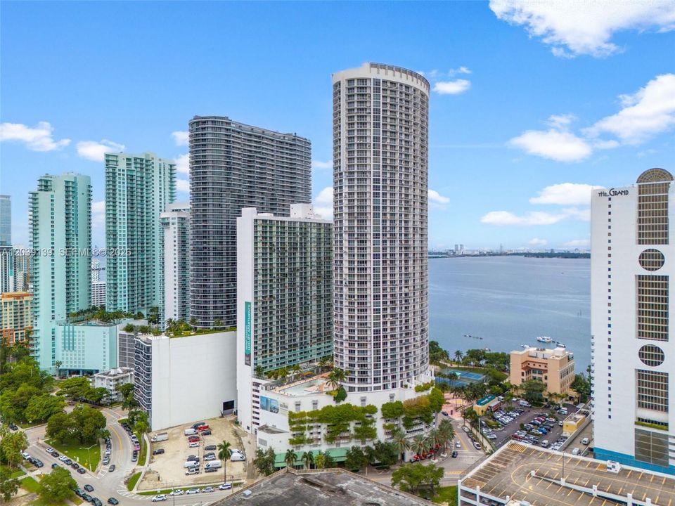 For Sale: $325,000 (1 beds, 1 baths, 791 Square Feet)