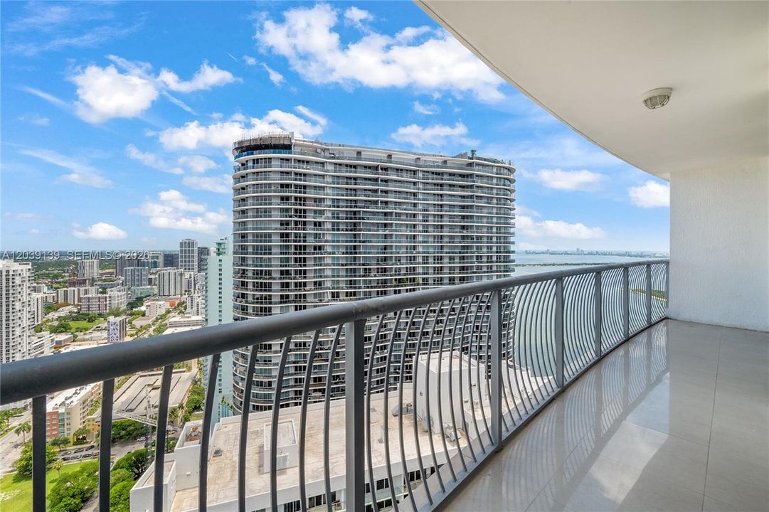For Sale: $325,000 (1 beds, 1 baths, 791 Square Feet)