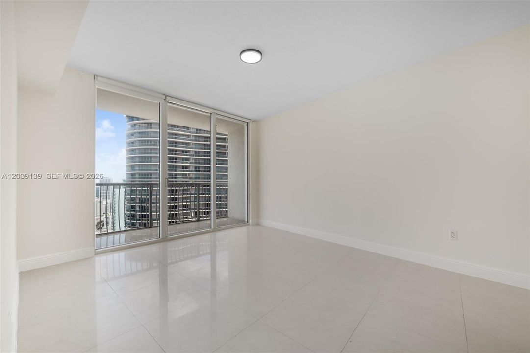 For Sale: $325,000 (1 beds, 1 baths, 791 Square Feet)