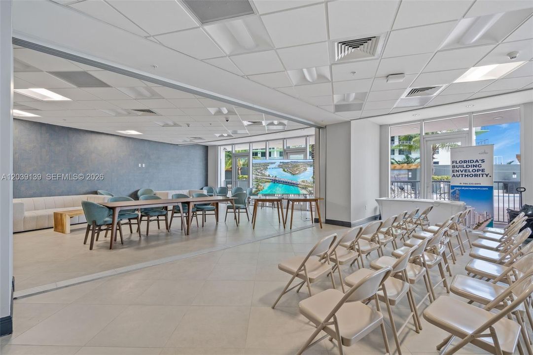 For Sale: $325,000 (1 beds, 1 baths, 791 Square Feet)