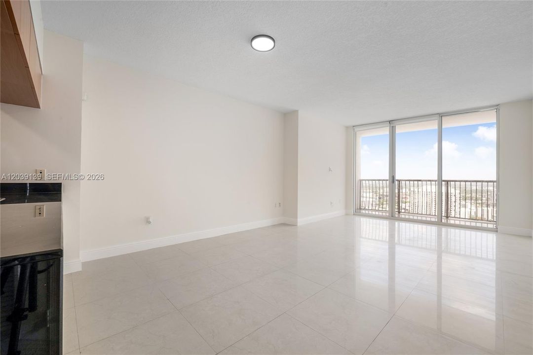For Sale: $325,000 (1 beds, 1 baths, 791 Square Feet)