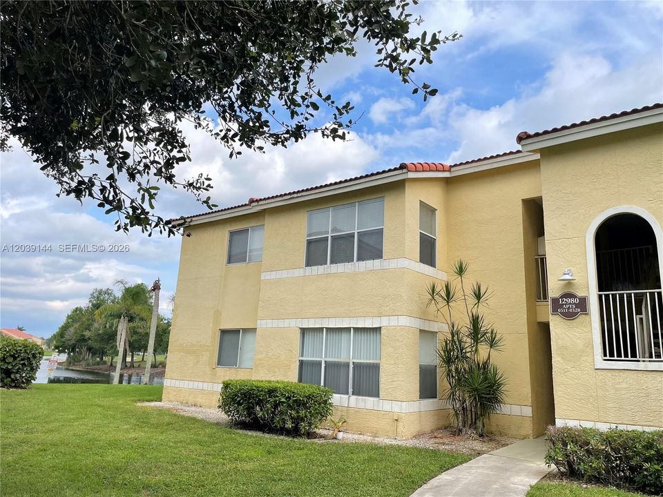 For Sale: $229,000 (1 beds, 1 baths, 743 Square Feet)
