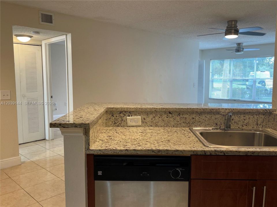 For Sale: $229,000 (1 beds, 1 baths, 743 Square Feet)