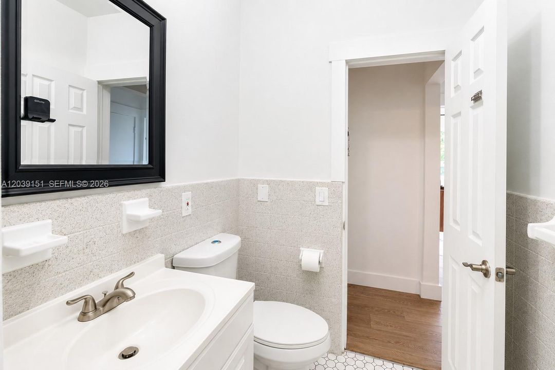 Hallway bathroom/guest bath with ITEM REMOVAL