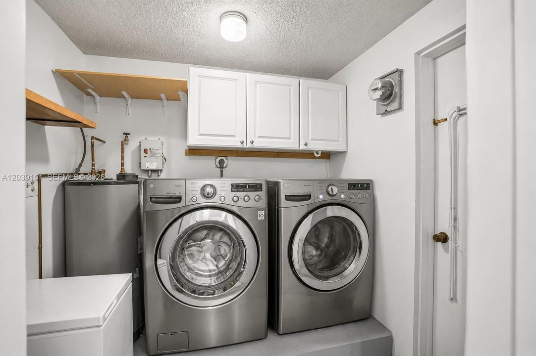 LAUNDRY ROOM WITH ITEM REMOVAL