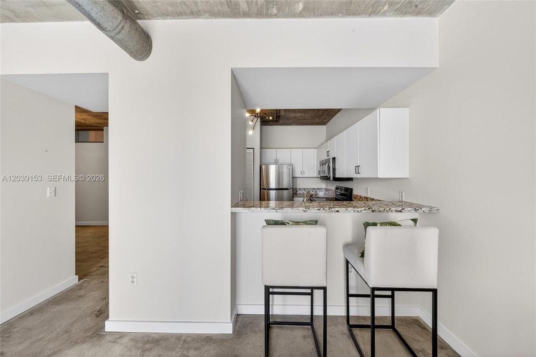 For Sale: $320,000 (1 beds, 1 baths, 833 Square Feet)
